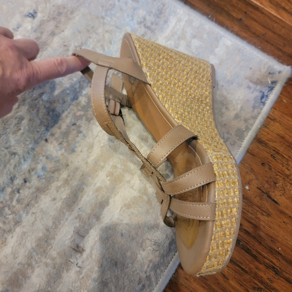 Daisy Fuentes cute tan wedges. - Picture 4 of 5